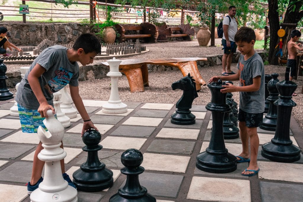 familia jugando al ajedrez gigante