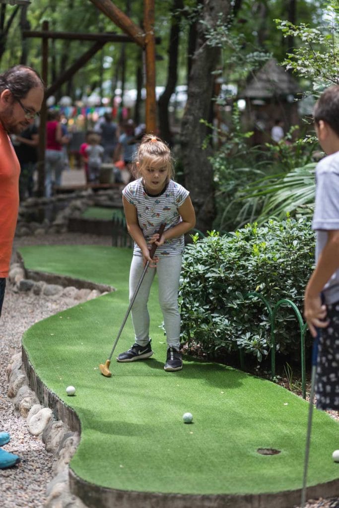 nenes jugando minigolf