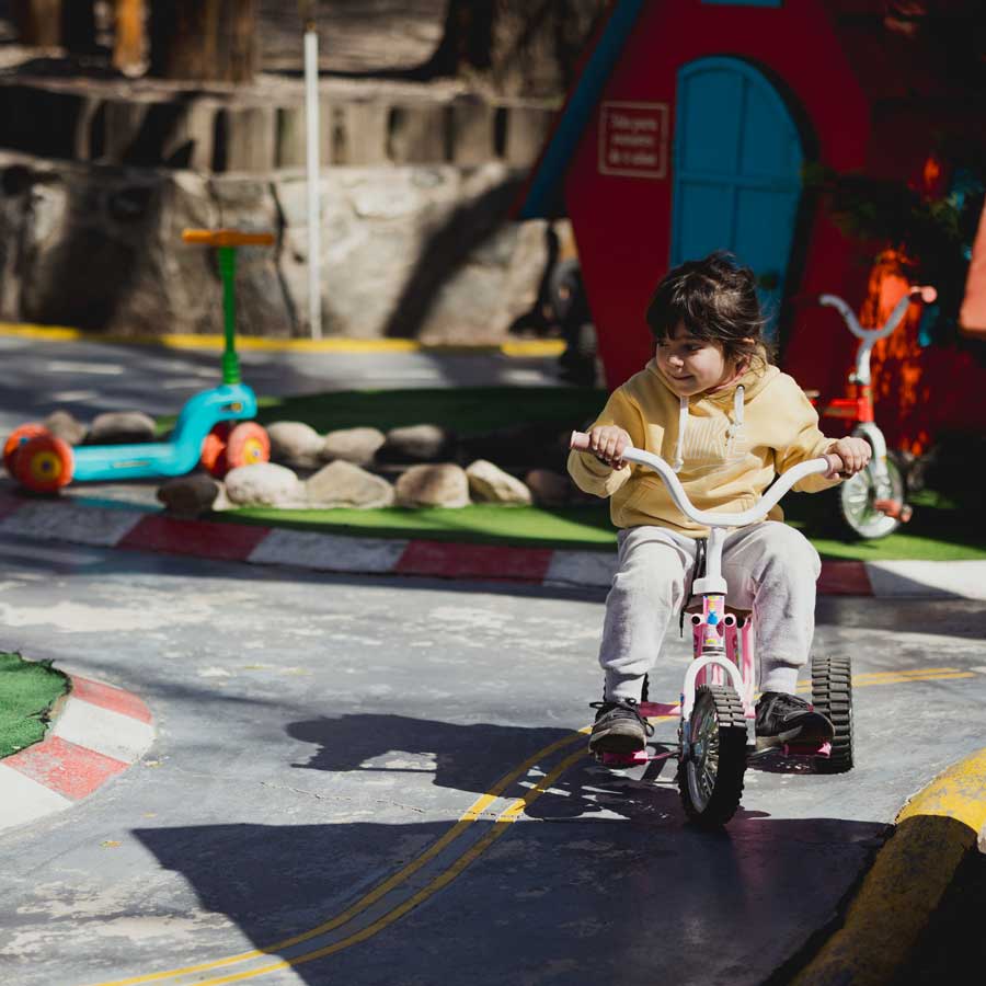 niña en triciclo